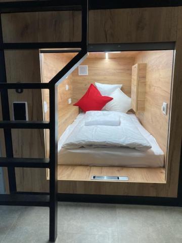 פראג Capsule Hostel Andel Centre Spirit מראה חיצוני תמונה