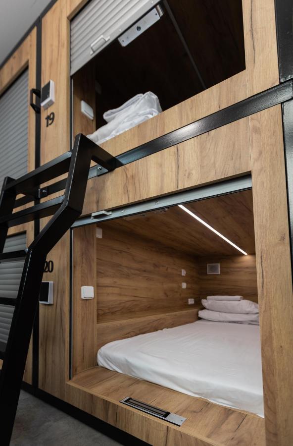 פראג Capsule Hostel Andel Centre Spirit מראה חיצוני תמונה