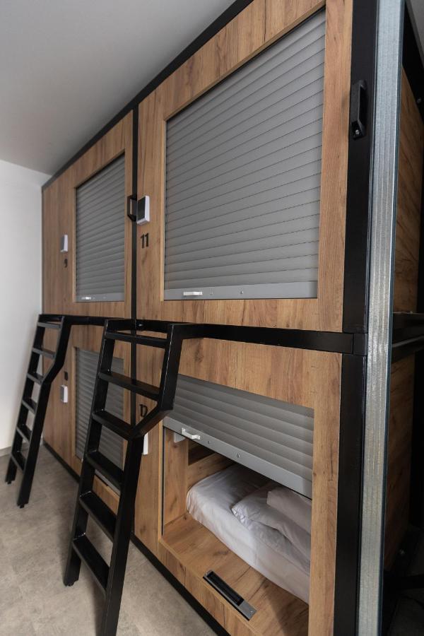 פראג Capsule Hostel Andel Centre Spirit מראה חיצוני תמונה